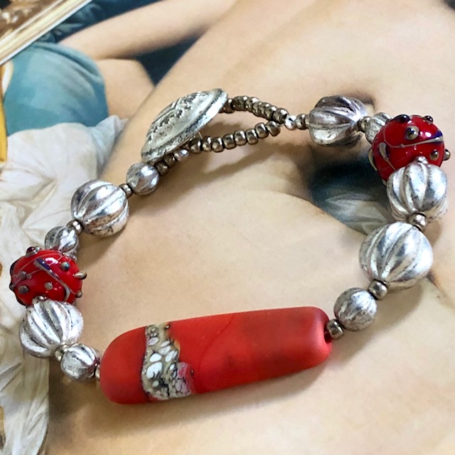 Bracelet composé de perles artisanales en verre filé au chalumeau, de jolies perles en verre tchèque et de perles de rocaille japonaises. Pièce unique.