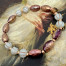 Bracelet élastique bohème chic, composé de perles en verre de Bohême ovales cuivre rose et de perles vert pâle. Bracelet de créateur.