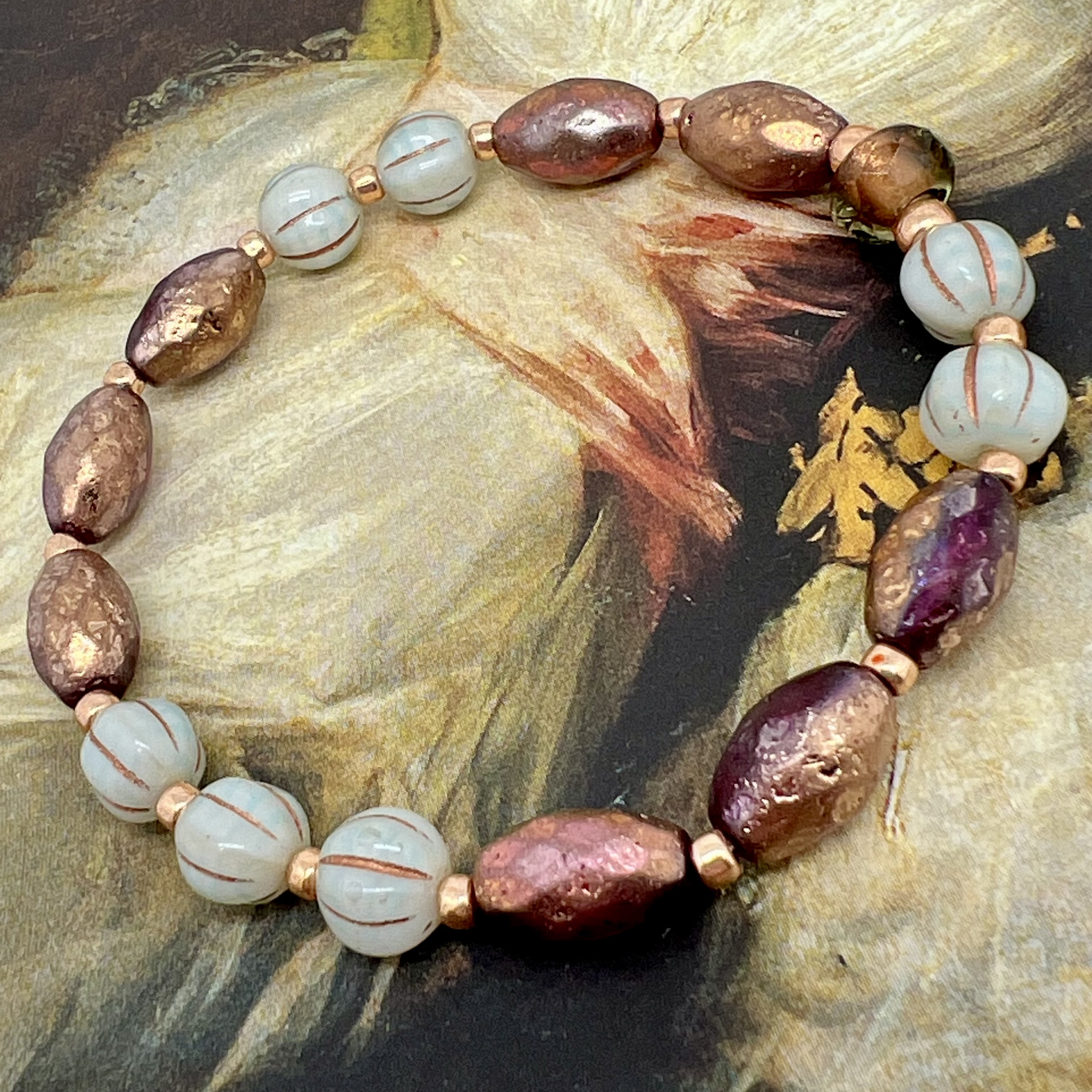 Bracelet élastique bohème chic, composé de perles en verre de Bohême ovales cuivre rose et de perles vert pâle. Bracelet de créateur.
