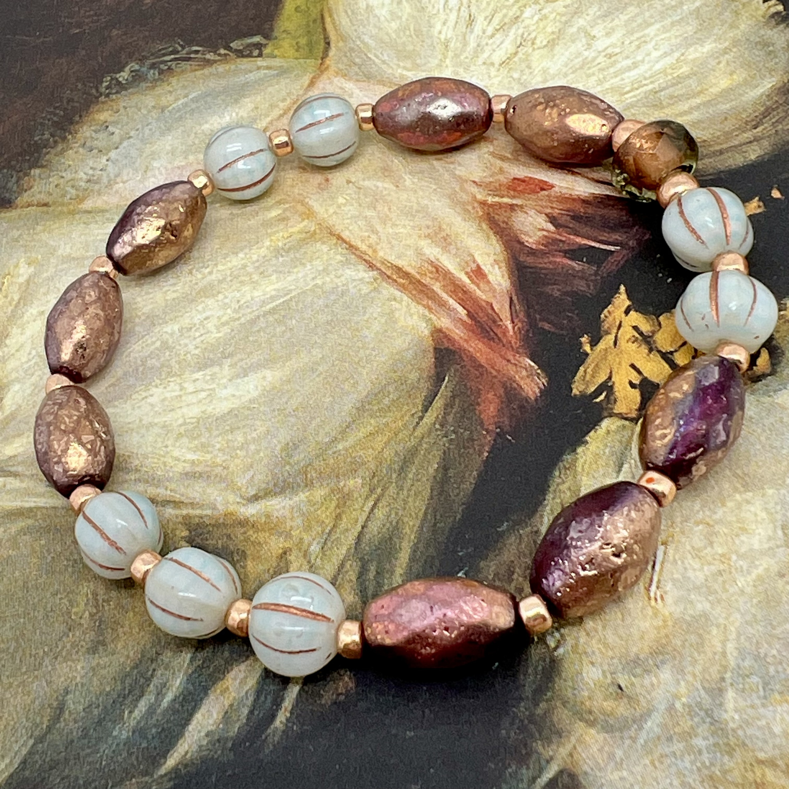 Bracelet élastique bohème chic, composé de perles en verre de Bohême ovales cuivre rose et de perles vert pâle. Bracelet de créateur.