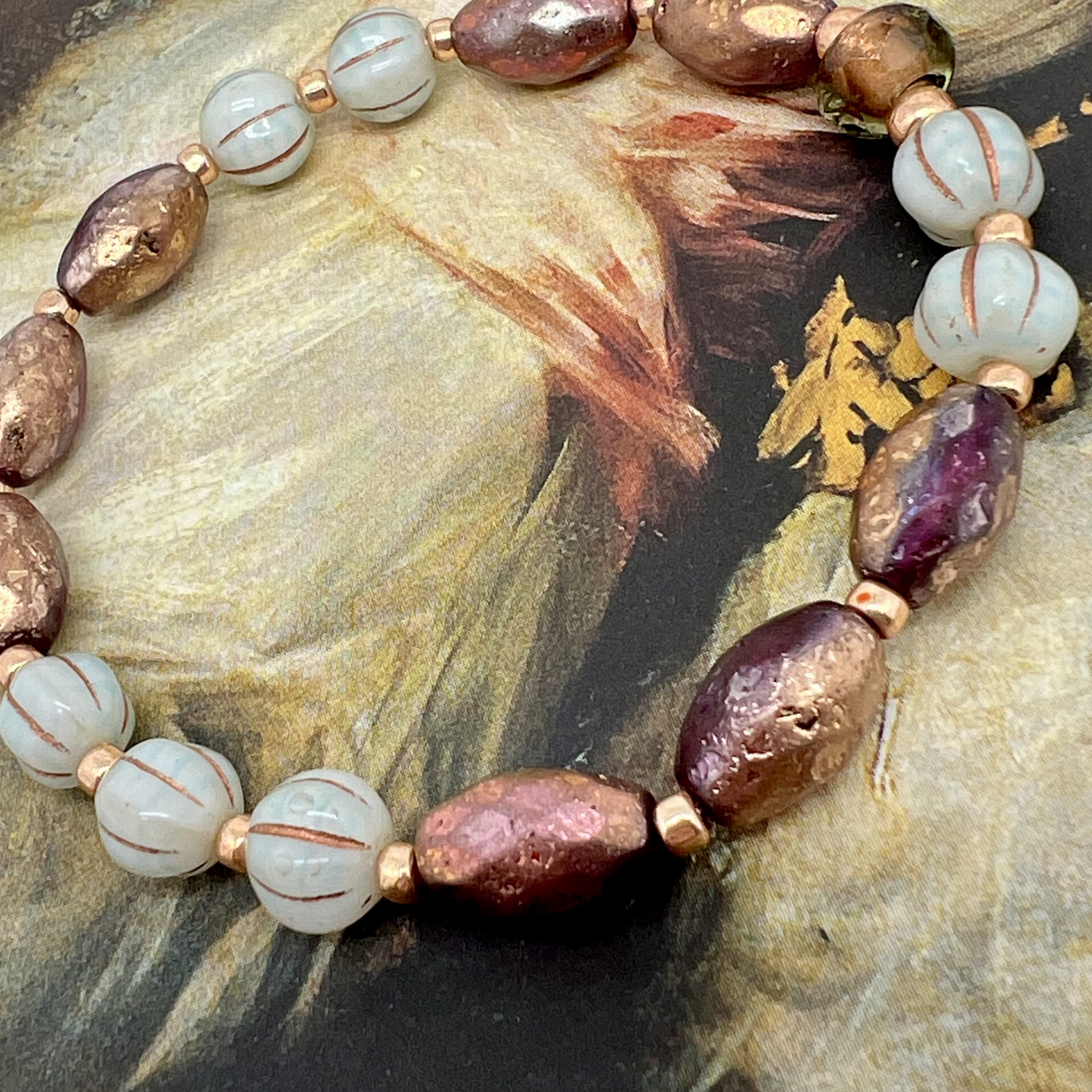 Bracelet élastique bohème chic, composé de perles en verre de Bohême ovales cuivre rose et de perles vert pâle. Bracelet de créateur.