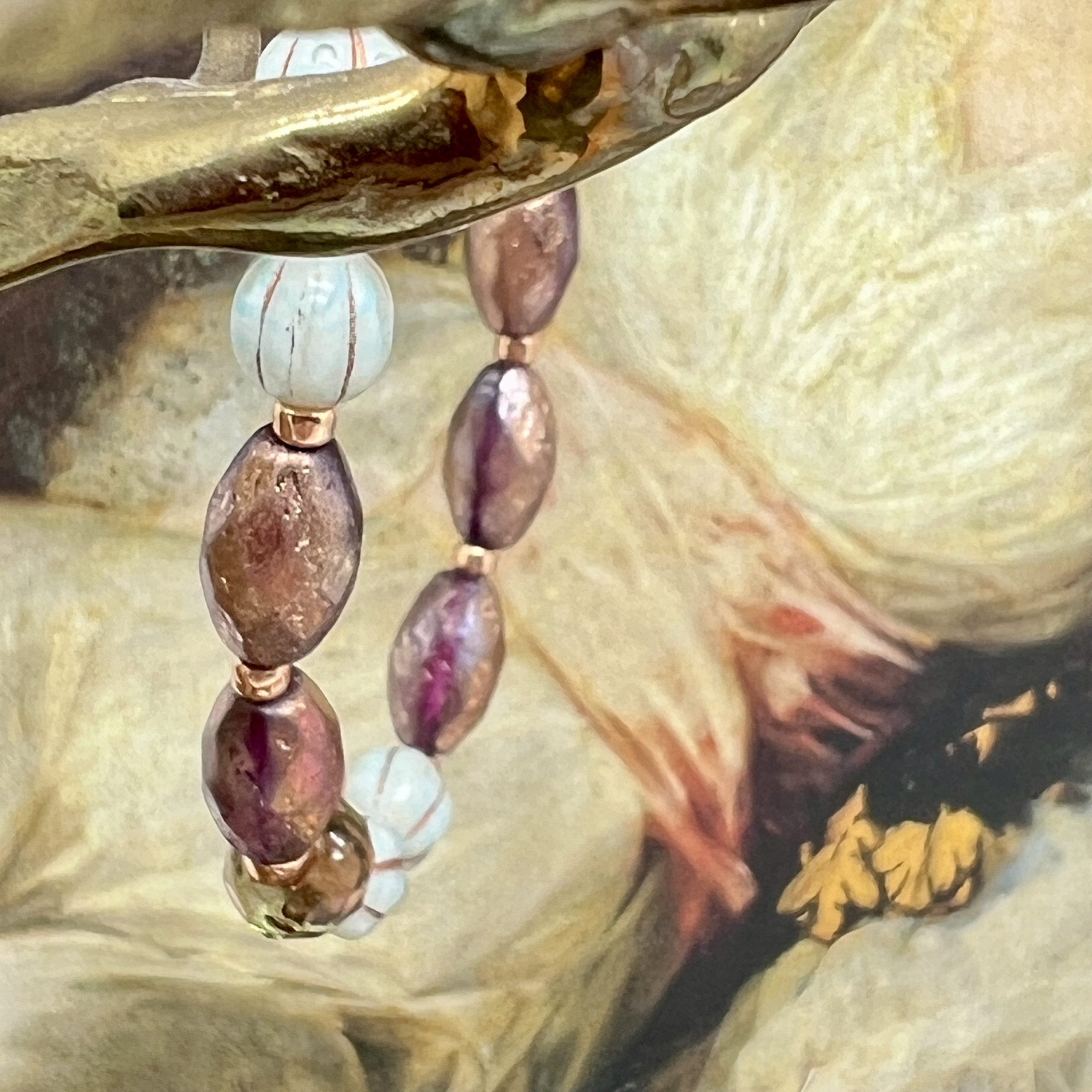 Bracelet élastique bohème chic, composé de perles en verre de Bohême ovales cuivre rose et de perles vert pâle. Bracelet de créateur.