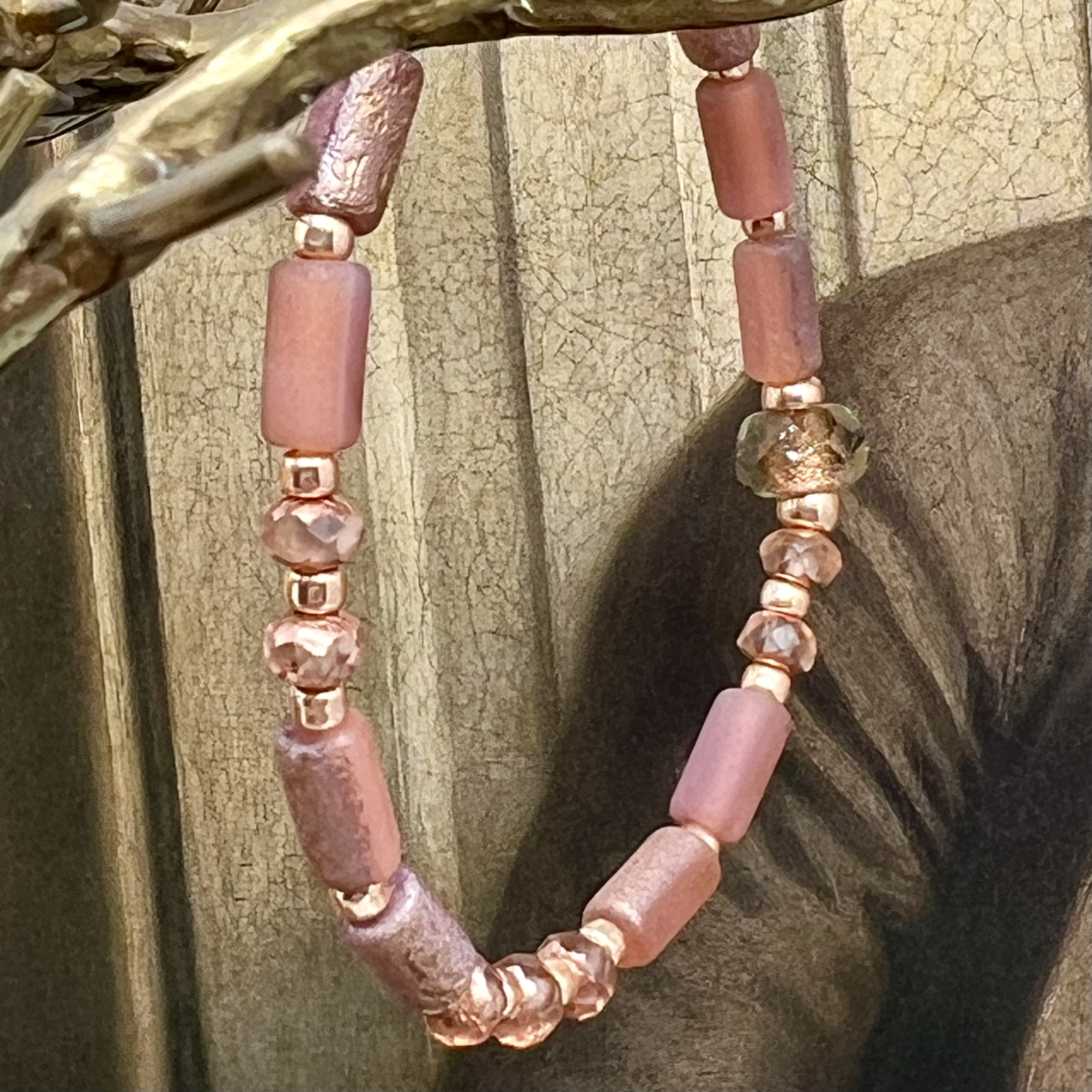 Bracelet élastique bohème chic, composé de perles en verre de Bohême rustiques cuivre rose. Bracelet stretch de créateur.