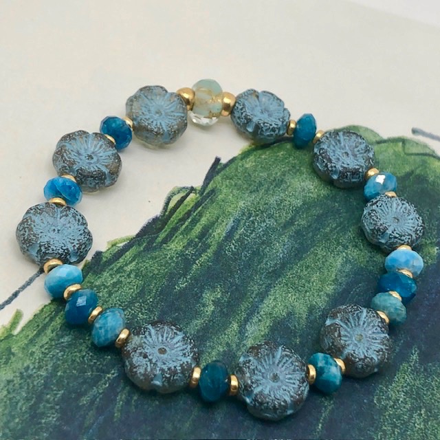 Bracelet Fleurs d'hibiscus bleu ciel et marine, élastique – Image 5
