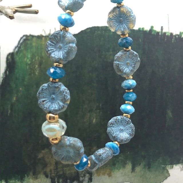 Bracelet Fleurs d'hibiscus bleu ciel et marine, élastique – Image 6