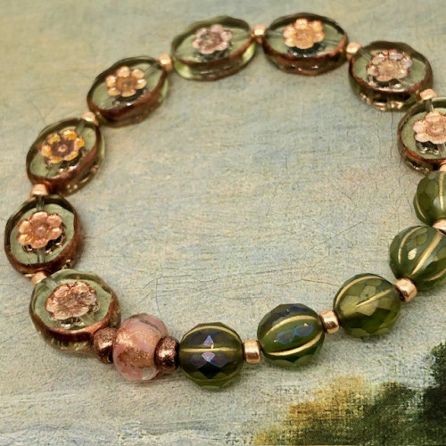 Bracelet élastique bohème chic composé de perles en verre de Bohême florales kaki et rose cuivrée. Bracelet stretch de créateur.
