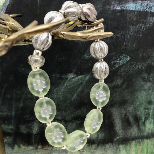 Bracelet élastique bohème chic composé de perles en verre de Bohême florales vert amande et argent. Bracelet stretch de créateur.