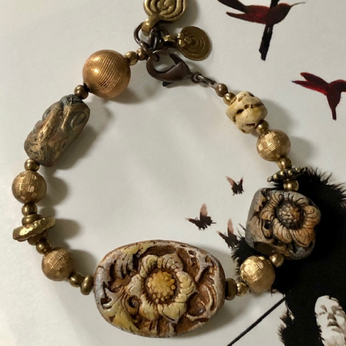 Bracelet composé de perles artisanales en céramique, de perles africaines en laiton et de perles vintage en lucite. Pièce unique.