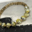 Bracelet élastique bohème chic composé de perles en verre de Bohême jaune pâle, bronze et or. Bracelet stretch de créateur.