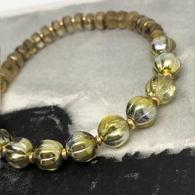 Bracelet élastique bohème chic composé de perles en verre de Bohême jaune pâle, bronze et or. Bracelet stretch de créateur.