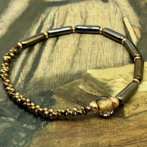 Bracelet stretch bohème chic composé de perles de rocaille tchèques kaki bronze et doré. Bracelet élastique de créateur.