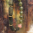 Bracelet élastique bohème chic composé de perles en verre de Bohême cylindriques et rondes kaki foncé. Bracelet stretch de créateur.