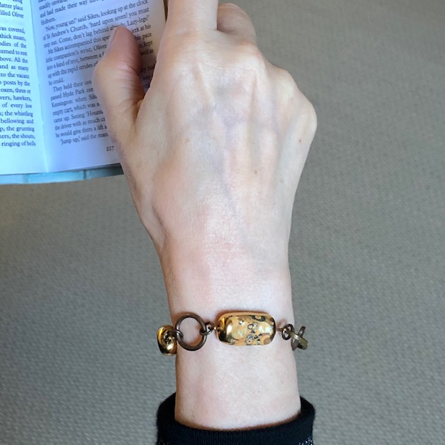Bracelet composé de perles artisanales en céramique figurant L'Arbre de Vie de Klimt. Anneaux et chaîne en laiton. Pièce unique.