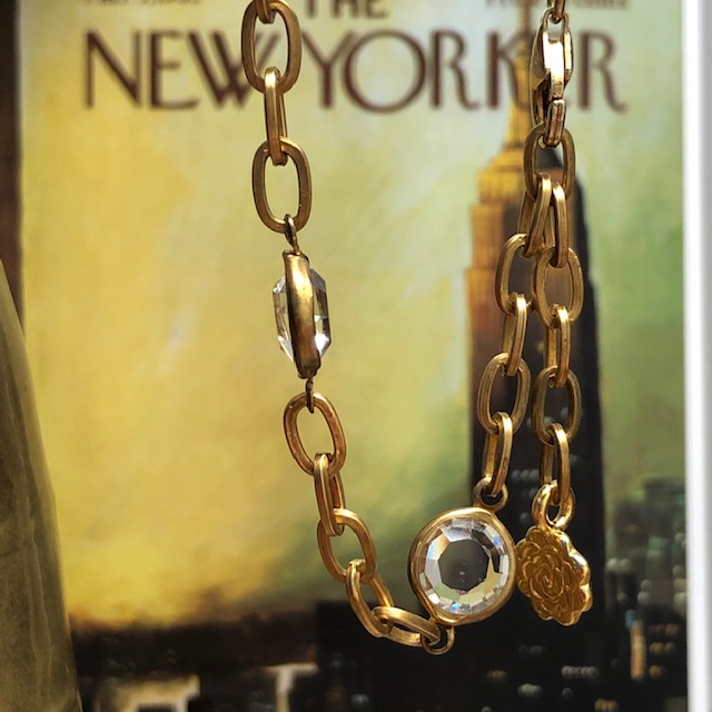 Bracelet composé d'une belle chaîne en laiton agrémentée de connecteurs en cristal et d’une breloque en vermeil Thaï Karen.