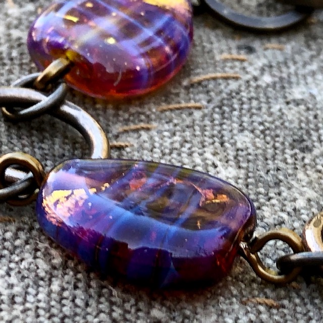 Bracelet composé de perles artisanales Lampwork. Chaîne et anneaux en laiton (sans nickel, sans plomb). Pièce unique.