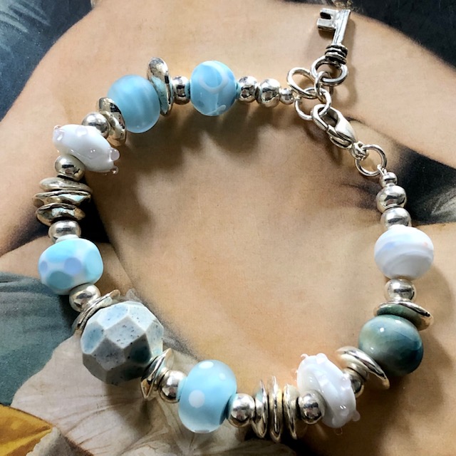 Bracelet composé de perles de créateurs en verre filé au chalumeau et en céramique. Fermoir en argent. Pièce unique.