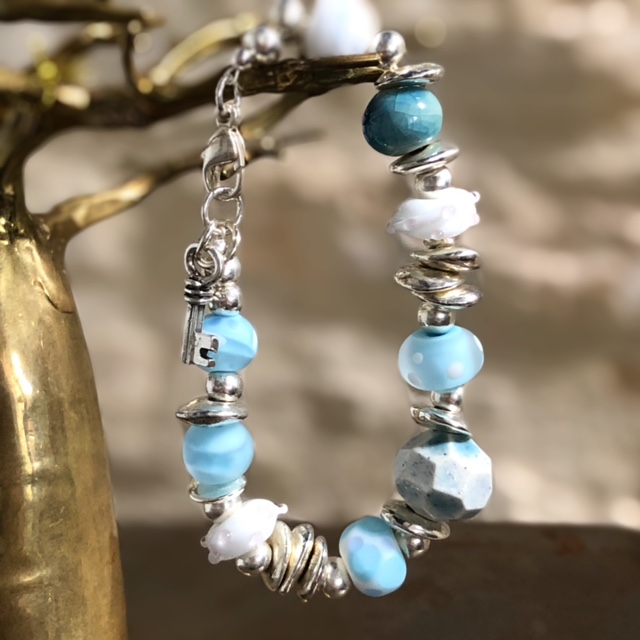 Bracelet composé de perles de créateurs en verre filé au chalumeau et en céramique. Fermoir en argent. Pièce unique.