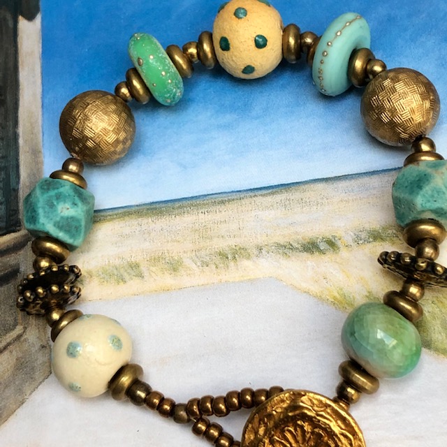 Bracelet composé de perles de créateurs en céramique, en verre filé au chalumeau, en bronze et de perles de rocaille japonaises. Pièce unique.