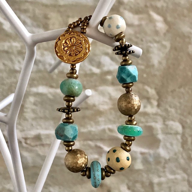 Bracelet composé de perles de créateurs en céramique, en verre filé au chalumeau, en bronze et de perles de rocaille japonaises. Pièce unique.