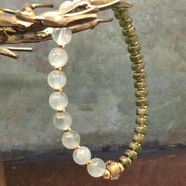 Bracelet élastique asymétrique, composé de perles en prehnite naturelle et de perles en verre de Bohême kaki. Bracelet stretch de créateur.