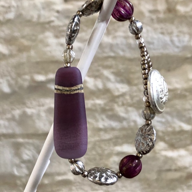 Bracelet est composé d'une perle lampwork, de perles en verre tchèque et de perles de rocaille japonaises. Pièce unique.