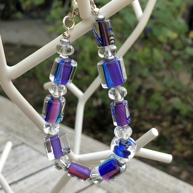 bracelet est composé de perles artisanales en verre filé au chalumeau et de perles transparentes en verre tchèque. Fermoir en argent