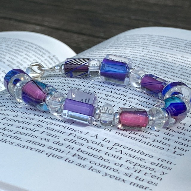 bracelet est composé de perles artisanales en verre filé au chalumeau et de perles transparentes en verre tchèque. Fermoir en argent