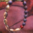 Bracelet élastique bohème chic, composé de perles en verre de Bohême ovales rose cuivré et de perles rondes violet foncé.