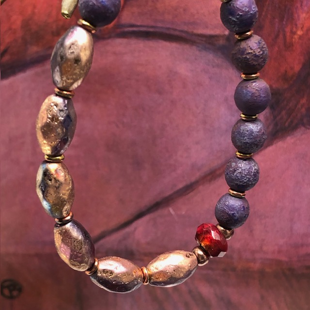 Bracelet élastique bohème chic, composé de perles en verre de Bohême ovales rose cuivré et de perles rondes violet foncé.