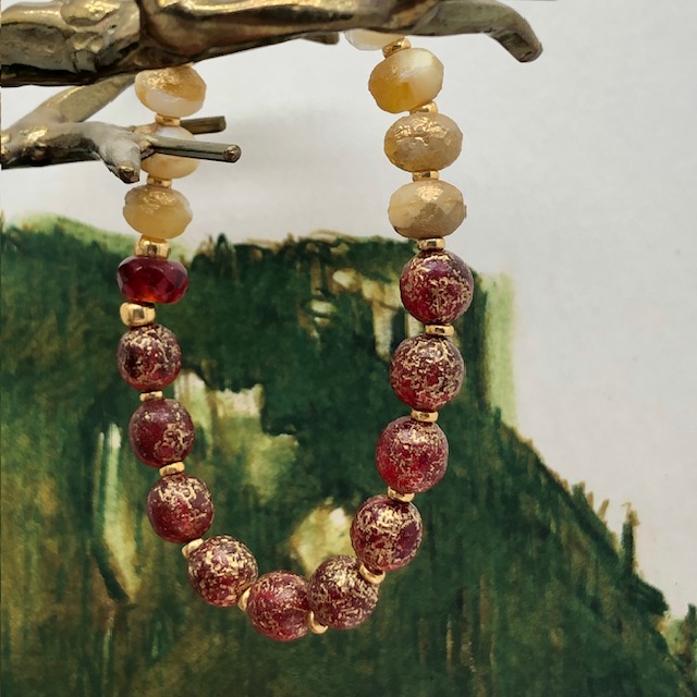 Bracelet élastique asymétrique bohème chic composé de perles en verre de Bohême rouge et jaune or. Bracelet stretch de créateur.