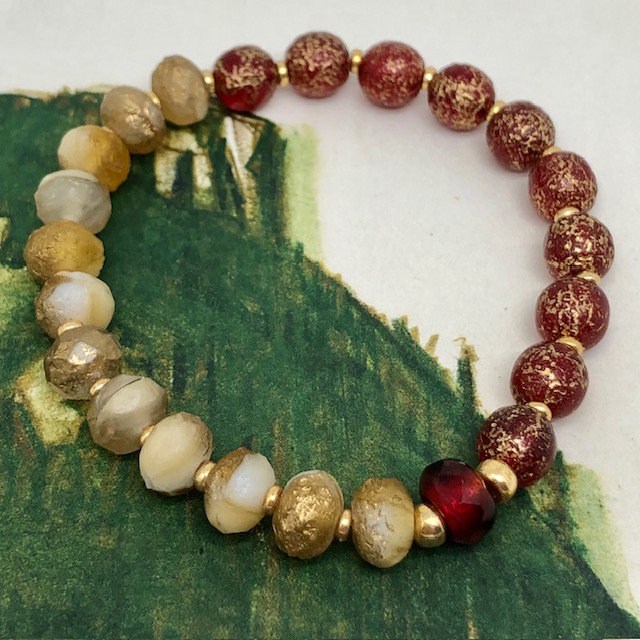 Bracelet élastique asymétrique bohème chic composé de perles en verre de Bohême rouge et jaune or. Bracelet stretch de créateur.