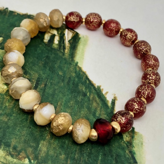 Bracelet élastique asymétrique bohème chic composé de perles en verre de Bohême rouge et jaune or. Bracelet stretch de créateur.