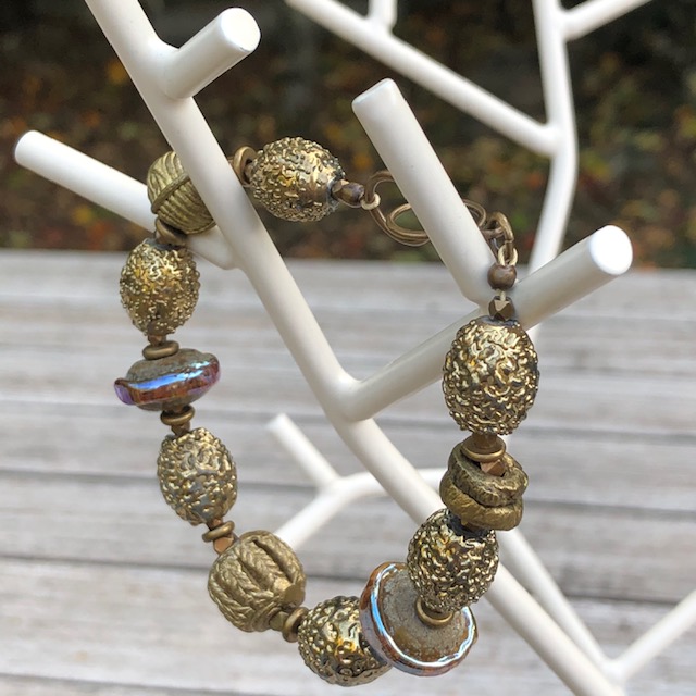 Bracelet aux couleurs du désert composé de perles Lampwork et de perles africaines en laiton. Fermoir en laiton. Pièce unique.