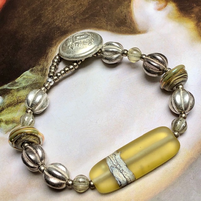 Bracelet composé de magnifiques perles lampwork, de perles tchèques et de perles de rocaille japonaises. Pièce unique.