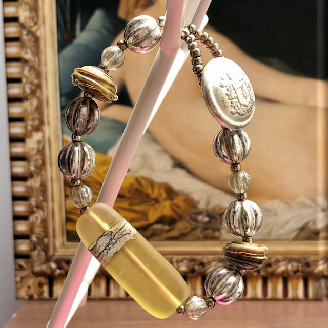 Bracelet composé de magnifiques perles lampwork, de perles tchèques et de perles de rocaille japonaises. Pièce unique.