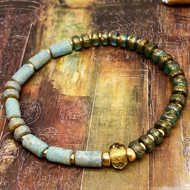 Bracelet élastique vintage, composé de perles en verre de Bohême rustiques turquoise et aigue-marine. Bracelet stretch de créateur.