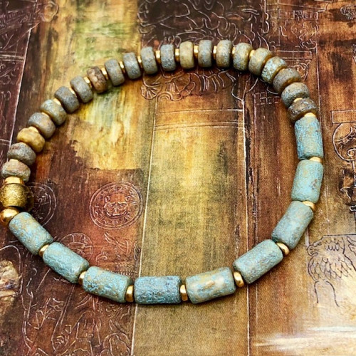 Bracelet élastique vintage, composé de perles en verre de Bohême rustiques turquoise et miel. Bracelet stretch de créateur.