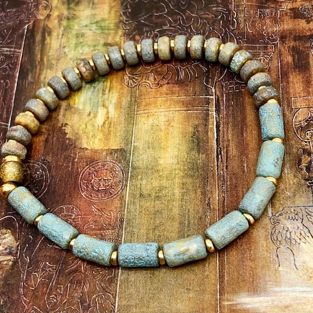 Bracelet élastique vintage, composé de perles en verre de Bohême rustiques turquoise et miel. Bracelet stretch de créateur.