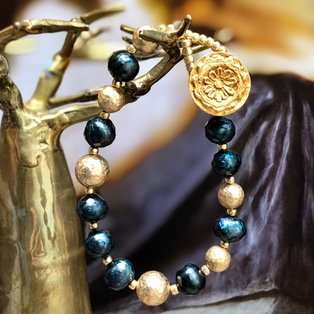 Bracelet composé de perles d'eau douce facettées turquoise, de perles en laiton martelé et de perles de rocaille japonaises.