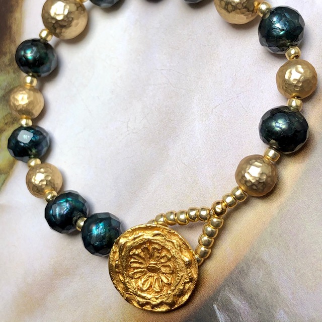 Bracelet composé de perles d'eau douce facettées turquoise, de perles en laiton martelé et de perles de rocaille japonaises.
