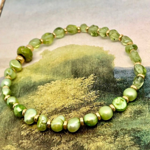 Bracelet stretch bohème chic composé de perles de verre tchèques vert amande et de perles d'eau douce vert anis. Bracelet élastique de créateur.