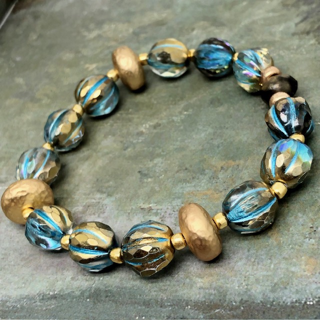 Bracelet élastique bohème chic composé de perles melon en verre de Bohême vert et bleu turquoise et de perles en laiton doré. Bracelet stretch de créateur.