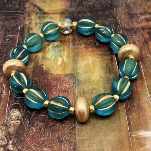 Bracelet élastique bohème chic composé de perles melon en verre de Bohême vert turquoise et de perles en laiton doré. Bracelet stretch de créateur.