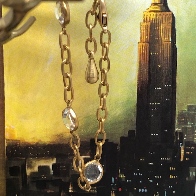Bracelet bohème chic composé d’une belle chaîne en laiton dorée agrémentée de connecteurs en cristal et d’une breloque en laiton.