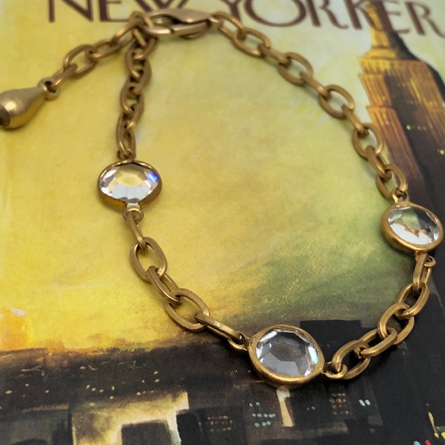 Bracelet bohème chic composé d’une belle chaîne en laiton dorée agrémentée de connecteurs en cristal et d’une breloque en laiton.