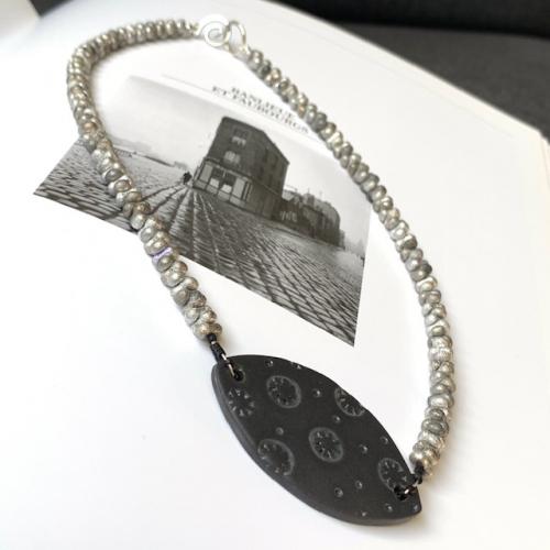 Collier (ras-de-cou) composé d'un pendentif artisanal en céramique et de perles Farfalle en verre tchèque. Pièce unique.