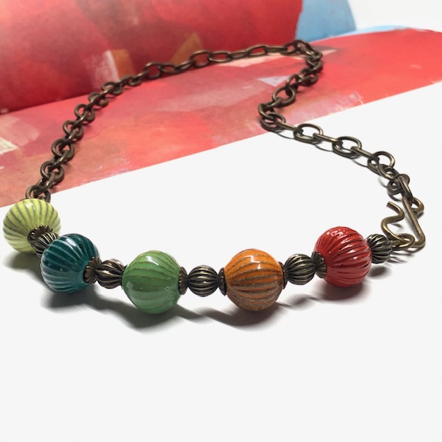 Collier (ras-de-cou) multicolore composé de perles artisanales en laiton émaillé et d'une belle chaîne en laiton. Collier vintage.