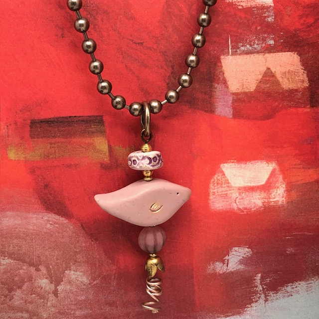 Collier bohème chic composé d'un oiseau rose pâle en argile polymère et de diverses perles montées sur une chaîne en laiton rose cuivré. Collier unique.