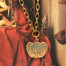 Collier ras-de-cou bohème composé d'un pendentif artisanal en bronze en forme de pomme avec un motif d'étoile et de lune. Chaîne en laiton. Modèle unique.