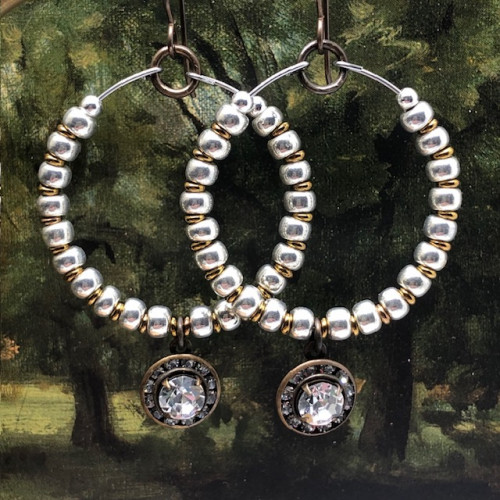 Créoles composées de perles de rocaille japonaises argentées et d'une breloque en laiton et cristal. Bijoux bohème chic de créateur.